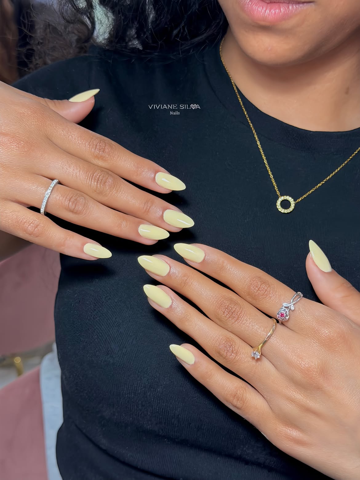 Unhas amarelo manteiga