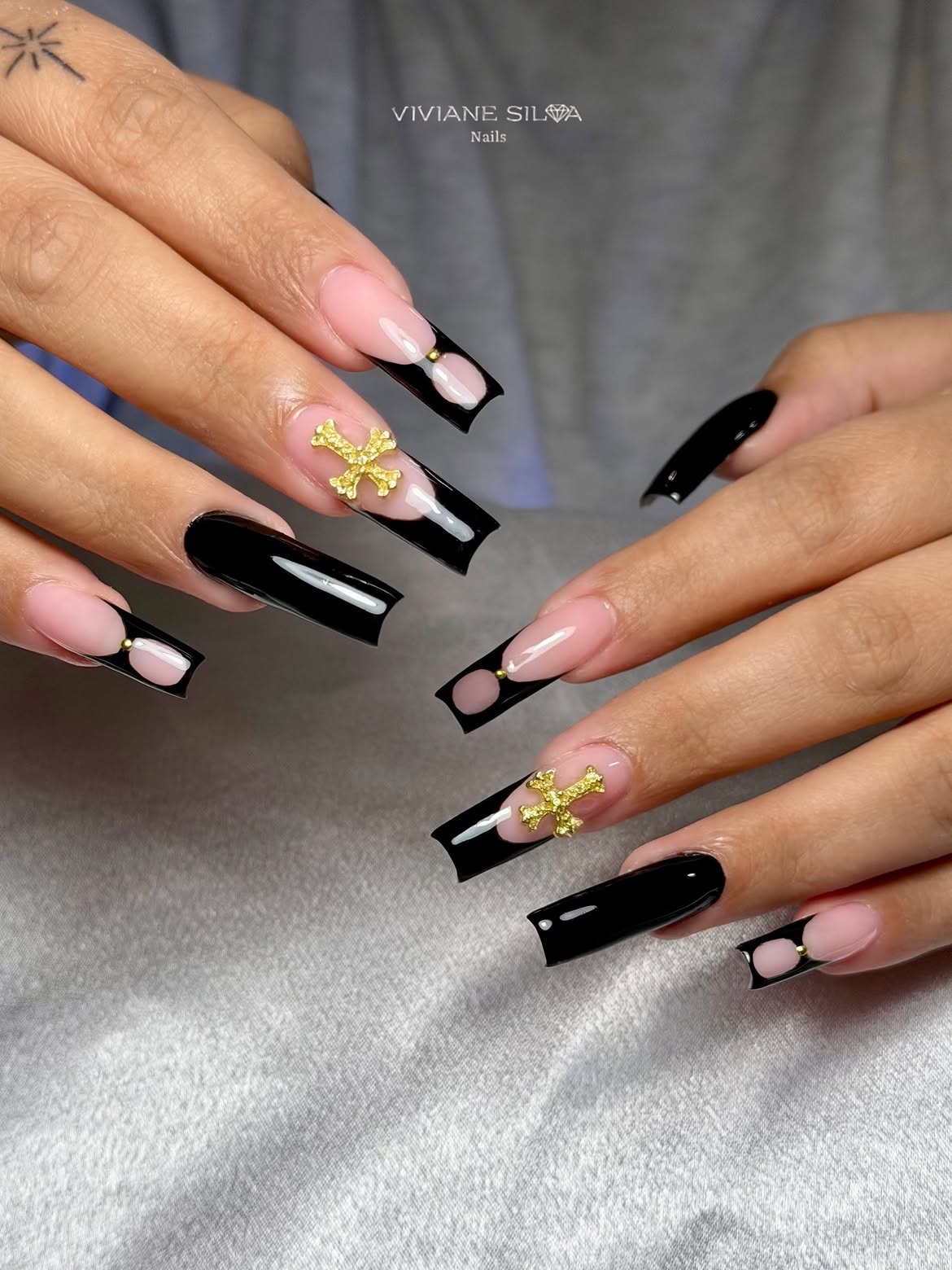 Unhas pretas com detalhe dourado