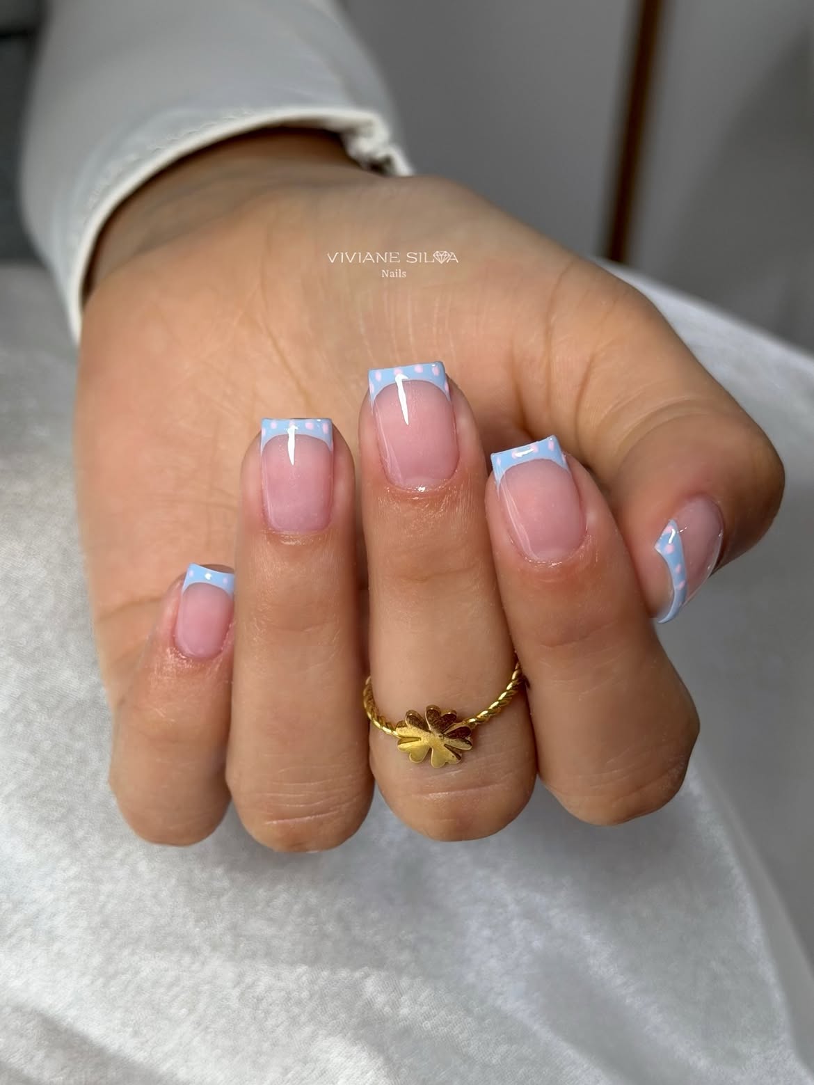 Unhas de gel com bolinhas