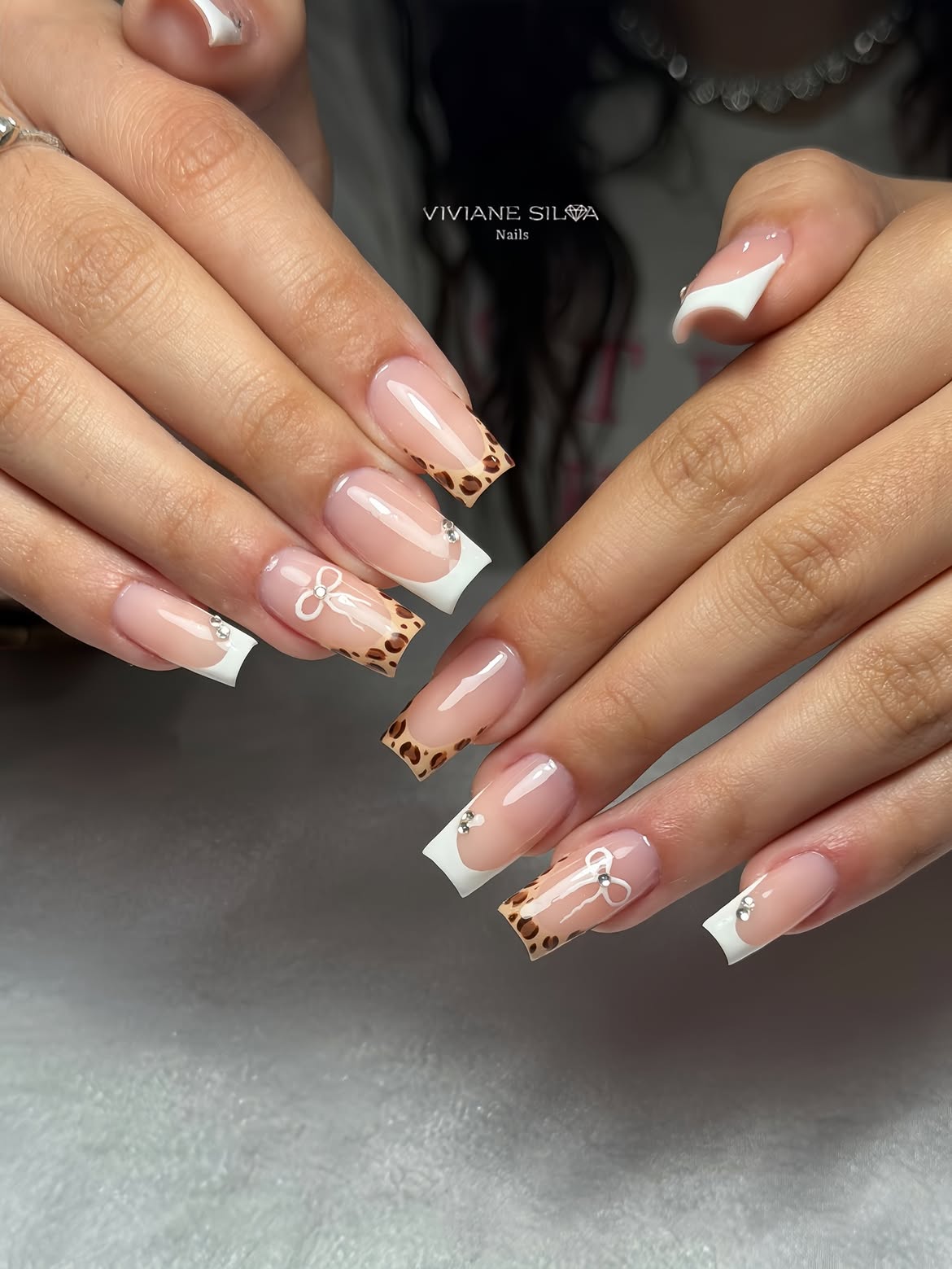 Unhas com padrão leopardo e laço